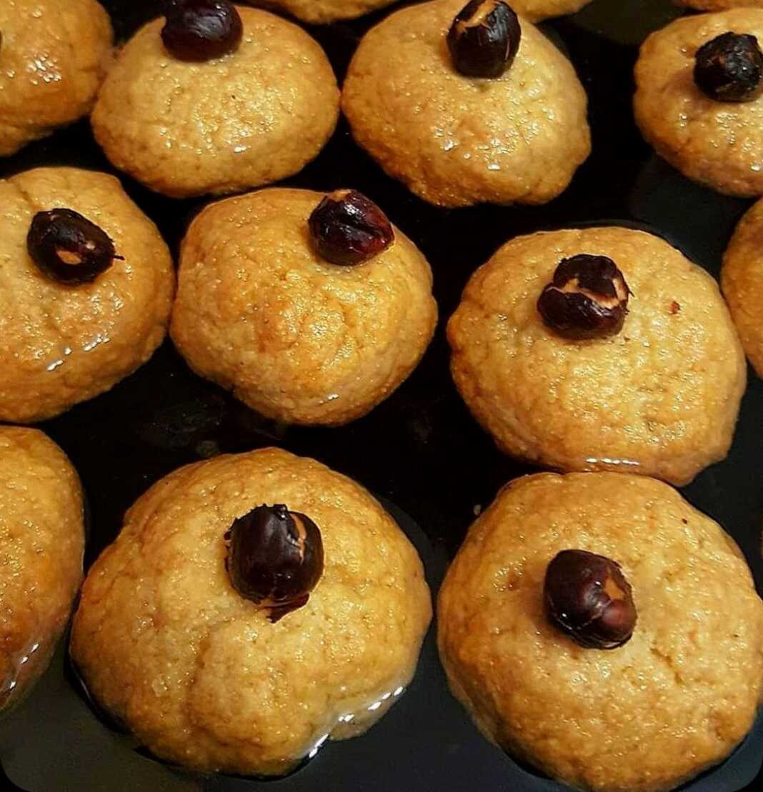 Πιατέλα με ζουμερό Σεκέρ παρέ (Şekerpare), περιχυμένο με σιρόπι και έτοιμο για σερβίρισμα