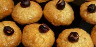 Πιατέλα με ζουμερό Σεκέρ παρέ (Şekerpare), περιχυμένο με σιρόπι και έτοιμο για σερβίρισμα