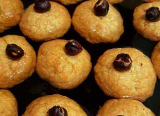 Πιατέλα με ζουμερό Σεκέρ παρέ (Şekerpare), περιχυμένο με σιρόπι και έτοιμο για σερβίρισμα