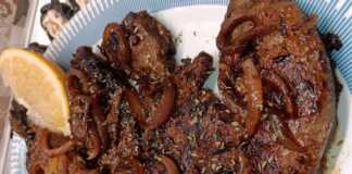 Ζουμερό συκώτι στο τηγάνι με καραμελωμένα κρεμμύδια, σε πιάτο σερβιρίσματος.