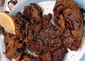 Ζουμερό συκώτι στο τηγάνι με καραμελωμένα κρεμμύδια, σε πιάτο σερβιρίσματος.