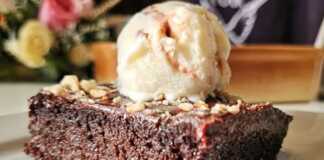 Κομμάτι από Σοκολατόπιτα χωρίς Ζάχαρη και Γλουτένη, που αναδεικνύει την αφράτη υφή και τη ζουμερή σοκολατένια όψη