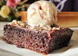 Κομμάτι από Σοκολατόπιτα χωρίς Ζάχαρη και Γλουτένη, που αναδεικνύει την αφράτη υφή και τη ζουμερή σοκολατένια όψη