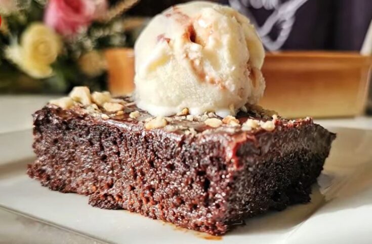 Κομμάτι από Σοκολατόπιτα χωρίς Ζάχαρη και Γλουτένη, που αναδεικνύει την αφράτη υφή και τη ζουμερή σοκολατένια όψη