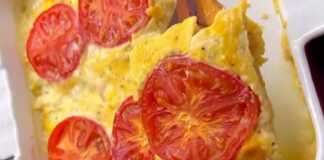 Αφράτο κοτόπουλο σουφλέ με χρυσαφένια κρούστα, γαρνιρισμένο με φέτες ντομάτας