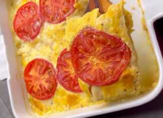 Αφράτο κοτόπουλο σουφλέ με χρυσαφένια κρούστα, γαρνιρισμένο με φέτες ντομάτας