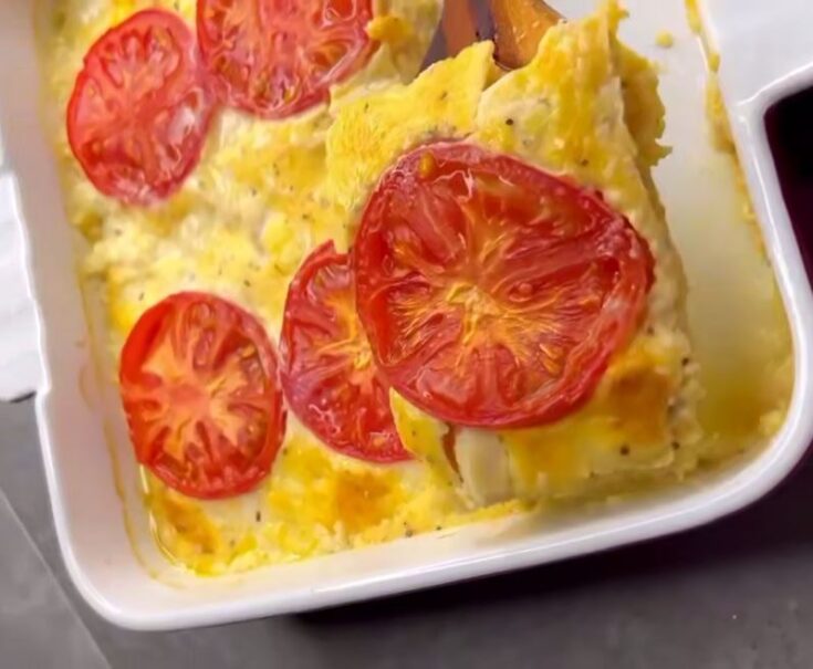 Αφράτο κοτόπουλο σουφλέ με χρυσαφένια κρούστα, γαρνιρισμένο με φέτες ντομάτας