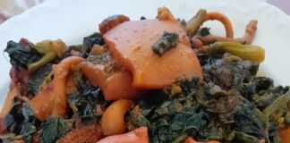 ιάτο με ζεστές σουπιές με σπανάκι και κόκκινη σάλτσα, έτοιμο για σερβίρισμα.