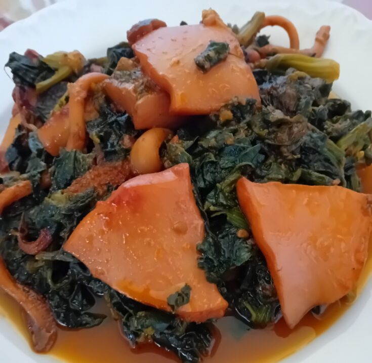 ιάτο με ζεστές σουπιές με σπανάκι και κόκκινη σάλτσα, έτοιμο για σερβίρισμα.