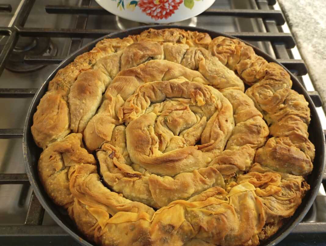 Ένα ολόκληρο ταψί με λαχταριστή Σπανακοτυρόπιτα στριφτή με χειροποίητη ζύμη,