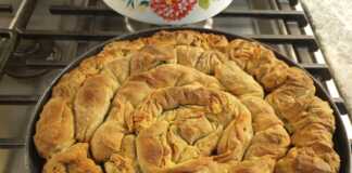 Ένα ολόκληρο ταψί με λαχταριστή Σπανακοτυρόπιτα στριφτή με χειροποίητη ζύμη,