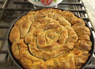 Ένα ολόκληρο ταψί με λαχταριστή Σπανακοτυρόπιτα στριφτή με χειροποίητη ζύμη,