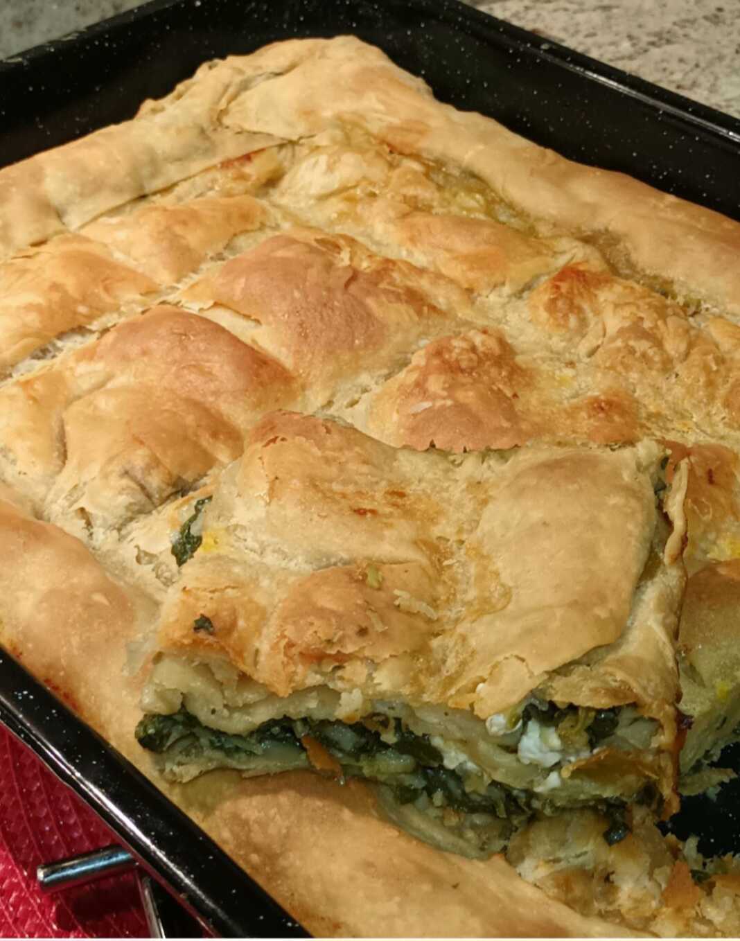 spanakotiropita xeiropoito filo sfoliatas Αφράτη σπανακοτυρόπιτα με χρυσαφένιο χειροποίητο φύλλο, κομμένη σε κομμάτια