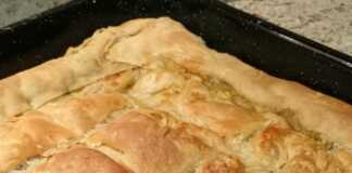 Αφράτη σπανακοτυρόπιτα με χρυσαφένιο χειροποίητο φύλλο, κομμένη σε κομμάτια