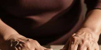 Σπιτικό, Χειροποίητο Φύλλο για Πίτες: Το μυστικό της γιαγιάς! Λεπτό, χειροποίητο φύλλο για πίτα απλωμένο σε αλευρωμένη επιφάνεια, έτοιμο για χρήση.