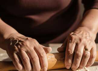 Σπιτικό, Χειροποίητο Φύλλο για Πίτες: Το μυστικό της γιαγιάς! Λεπτό, χειροποίητο φύλλο για πίτα απλωμένο σε αλευρωμένη επιφάνεια, έτοιμο για χρήση.