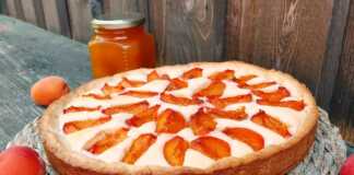 Ζουμερή Τάρτα με κρέμα και βερίκοκα, φρεσκοψημένη σε στρογγυλή φόρμα.