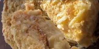 Ένα ολόκληρο κομμάτι Τεμπέλικη Τούρτα Ναπολέων, πασπαλισμένο με τριμμένη σφολιάτα