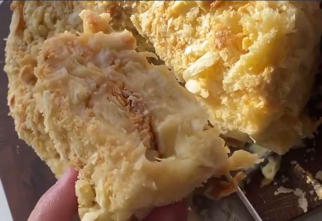 tempelikh tourta Napoleon1 Ένα ολόκληρο κομμάτι Τεμπέλικη Τούρτα Ναπολέων, πασπαλισμένο με τριμμένη σφολιάτα