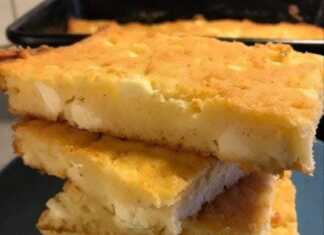 Κοντινό πλάνο σε ένα κομμάτι Τεμπέλοπιτας (Μπατζίνας), που αναδεικνύει την αφράτη υφή και την ενσωματωμένη φέτα