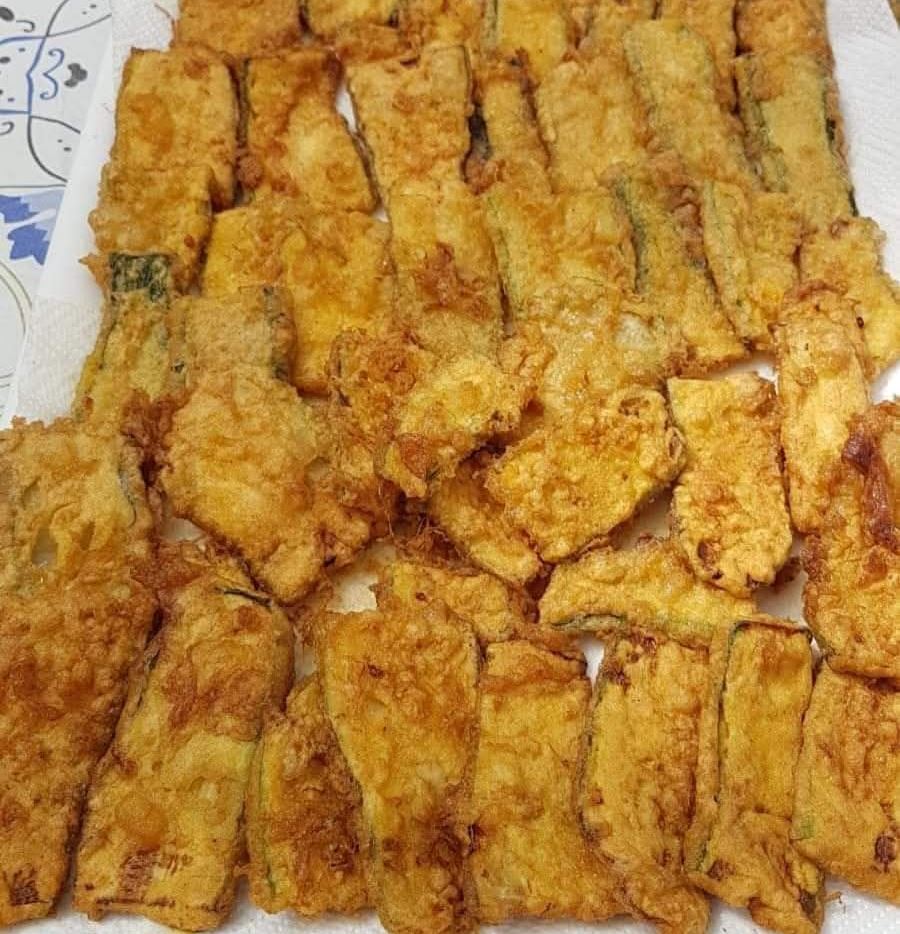 tiganita kolokithakia Ένα πιάτο γεμάτο με χρυσαφένια Τηγανητά Κολοκυθάκια, έτοιμα για σερβίρισμα