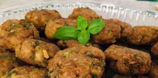 Χρυσαφένια τηγανητά κεφτεδάκια, σερβιρισμένα σε πιατέλα με απορροφητικό χαρτί, έτοιμα για απόλαυση.