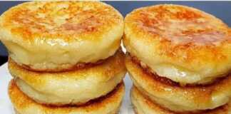 Πιάτο γεμάτο με χρυσαφένιες Τηγανίτες με Μυζήθρα, έτοιμες για σερβίρισμα με μέλι ή ζάχαρη