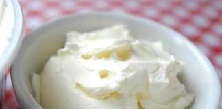 Ένα μπολ με κρεμώδες Σπιτικό Τυρί Φιλαδέλφεια, έτοιμο για σερβίρισμα