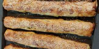 Τραγανή σπανακόπιτα με φύλλο κρούστας και σουσάμι, φρεσκοψημένη σε ταψί.