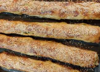 Σπανακόπιτα με Φύλλο Κρούστας Τραγανή σπανακόπιτα με φύλλο κρούστας και σουσάμι, φρεσκοψημένη σε ταψί.