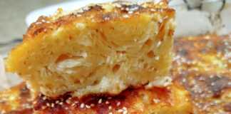 Τυρόπιτα με φύλλα κρούστας Πλούσια και αφράτη τυρόπιτα με φύλλα κρούστας, χρυσαφένια, κομμένη σε κομμάτια, πασπαλισμένη με σουσάμι, έτοιμη για σερβίρισμα.