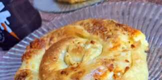 ρυσαφένια τυρόπιτα χωρίς πλάστη, φρεσκοψημένη, έτοιμη για σερβίρισμα