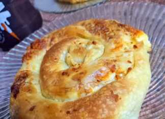 ρυσαφένια τυρόπιτα χωρίς πλάστη, φρεσκοψημένη, έτοιμη για σερβίρισμα