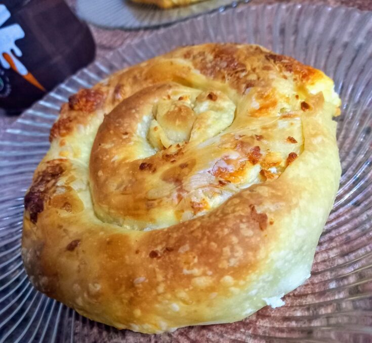 ρυσαφένια τυρόπιτα χωρίς πλάστη, φρεσκοψημένη, έτοιμη για σερβίρισμα