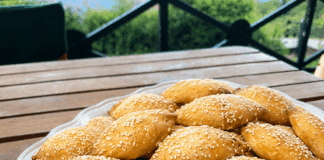 Ροδοψημένα τυροπιτάκια φούρνου σε πιατέλα πασπαλισμένα με φρέσκο δυόσμο