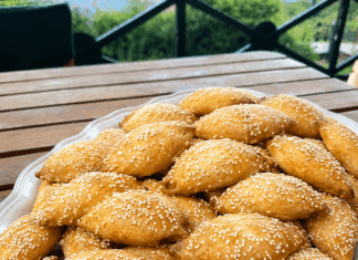 Ροδοψημένα τυροπιτάκια φούρνου σε πιατέλα πασπαλισμένα με φρέσκο δυόσμο