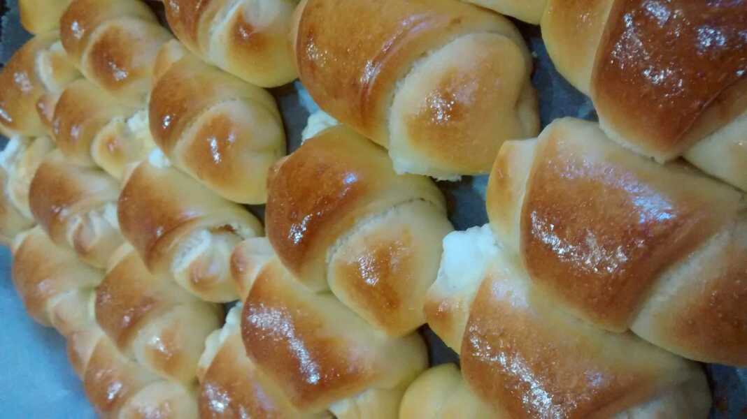 tiropitakia krouasanakia1 Φρεσκοψημένα Τυροπιτάκια-κρουασανάκια, στρουμπουλά κι αφράτα, με χρυσαφένια κρούστα, τοποθετημένα σε ταψί.
