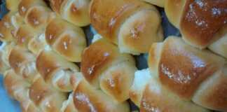 Φρεσκοψημένα Τυροπιτάκια-κρουασανάκια, στρουμπουλά κι αφράτα, με χρυσαφένια κρούστα, τοποθετημένα σε ταψί.