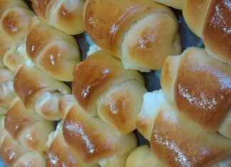 Φρεσκοψημένα Τυροπιτάκια-κρουασανάκια, στρουμπουλά κι αφράτα, με χρυσαφένια κρούστα, τοποθετημένα σε ταψί.