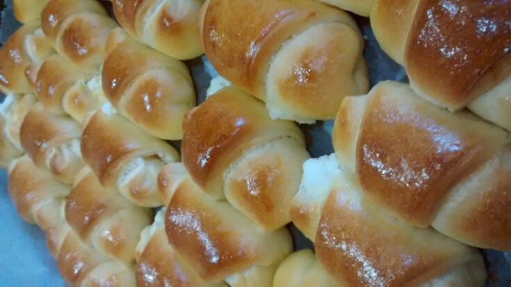 Φρεσκοψημένα Τυροπιτάκια-κρουασανάκια, στρουμπουλά κι αφράτα, με χρυσαφένια κρούστα, τοποθετημένα σε ταψί.