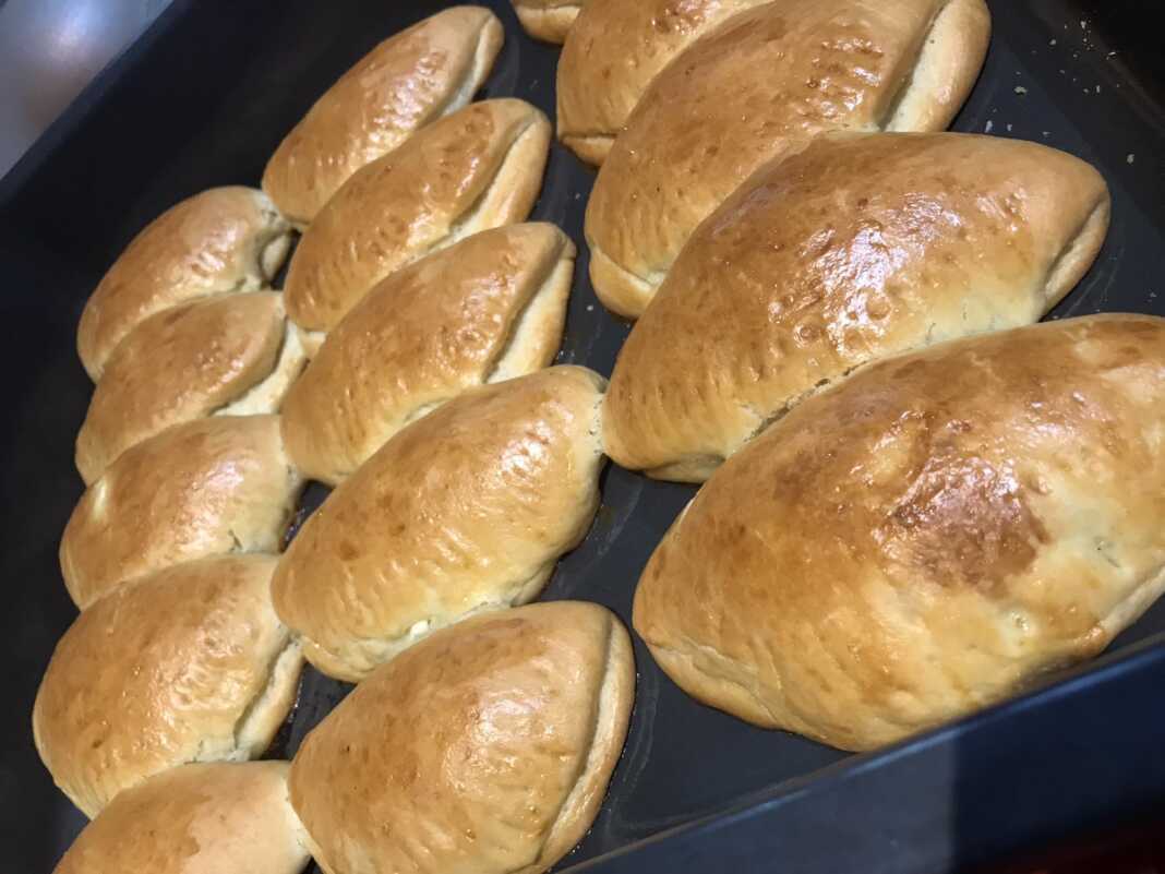 tiropitakia pentanostima Πιατέλα γεμάτη με χρυσαφένια και αφράτα Τυροπιτάκια Πεντανόστιμα, έτοιμα για σερβίρισμα