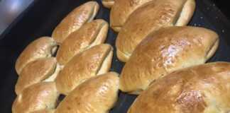 Πιατέλα γεμάτη με χρυσαφένια και αφράτα Τυροπιτάκια Πεντανόστιμα, έτοιμα για σερβίρισμα