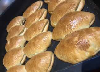 Πιατέλα γεμάτη με χρυσαφένια και αφράτα Τυροπιτάκια Πεντανόστιμα, έτοιμα για σερβίρισμα