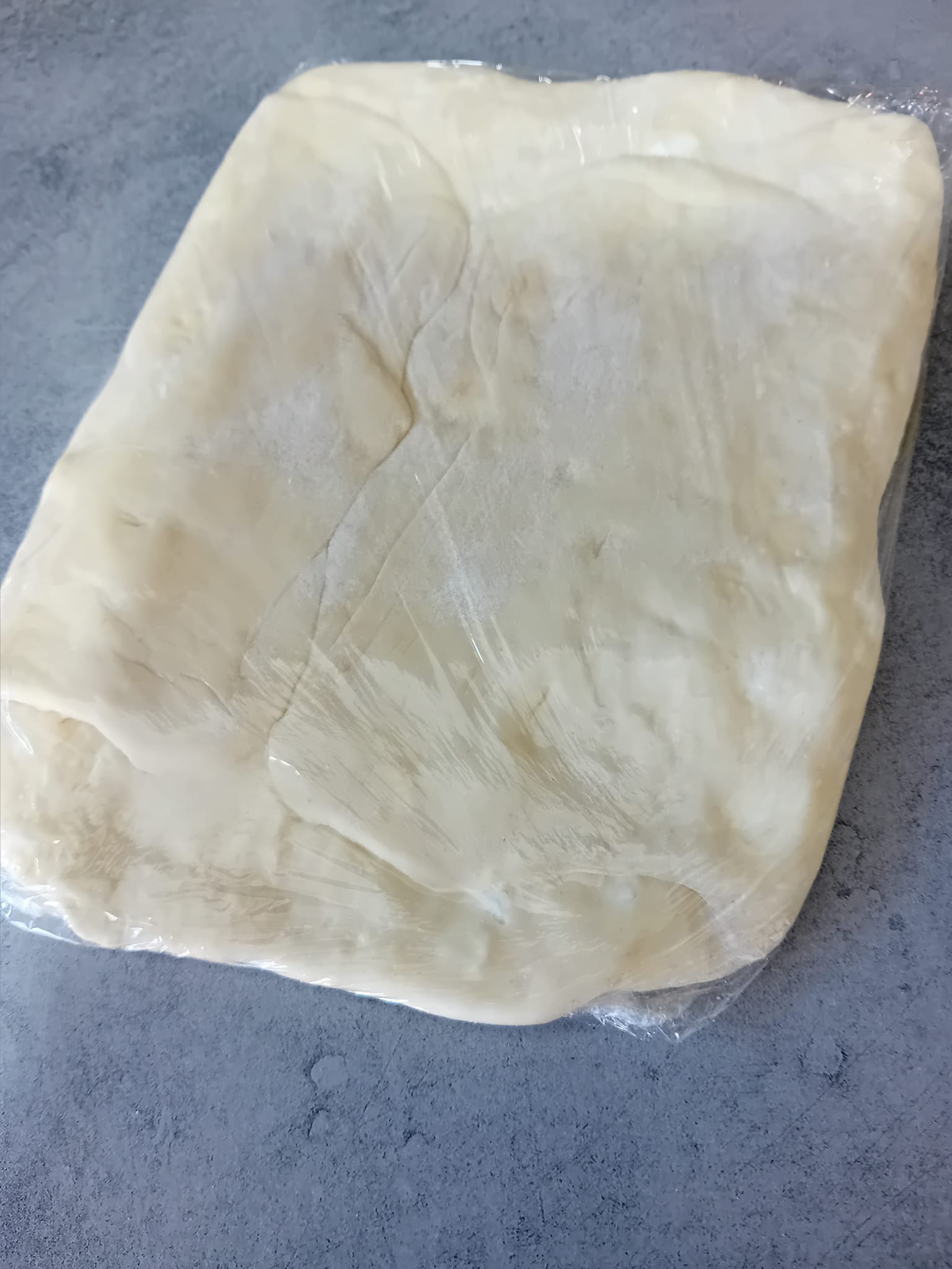 Ετοιμη ζυμη για τυροπιτάρια να μπει καταχυξη