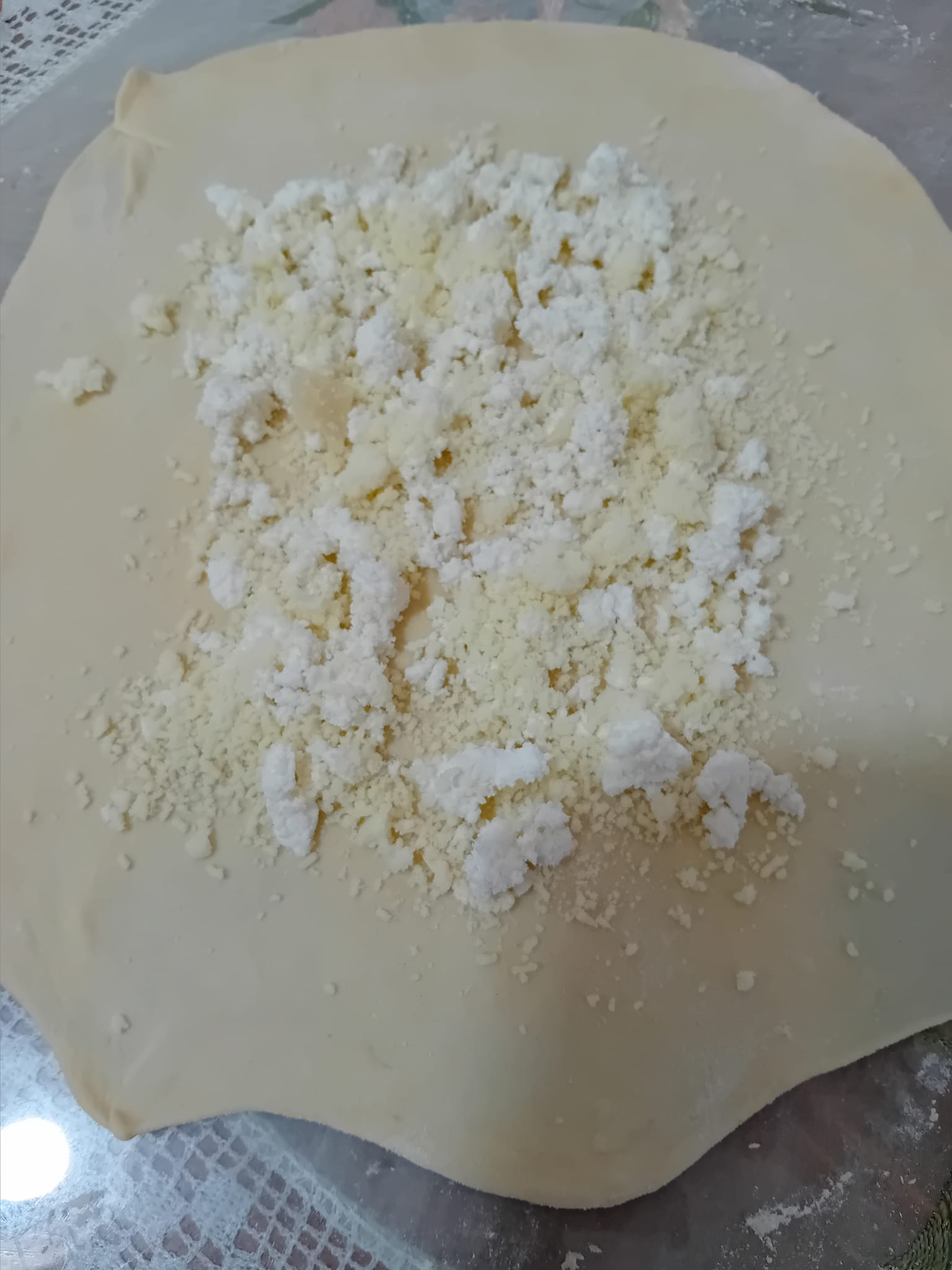 Γεμιση με τυρι πανω στο φυλλο για τυροπιτάρια