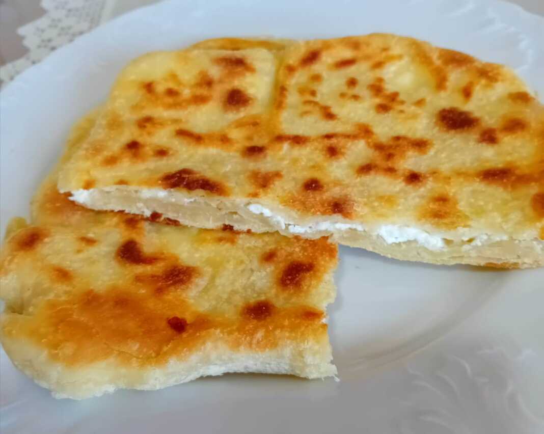 tiropitaria_opo Χρυσαφένια, τηγανισμένα τυροπιτάρια σε πιάτο, έτοιμα για σερβίρισμα