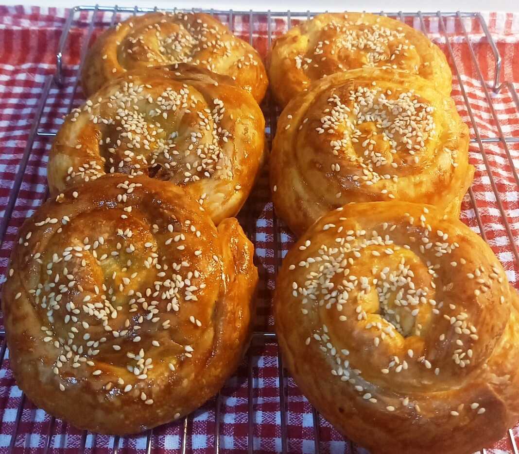 tiropites kimadopites travixtes Τραγανές τυρόπιτες και κιμαδόπιτες με φύλλο τραβηχτό, χρυσαφένιες και αφράτες.