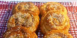 Τραγανές τυρόπιτες και κιμαδόπιτες με φύλλο τραβηχτό, χρυσαφένιες και αφράτες.