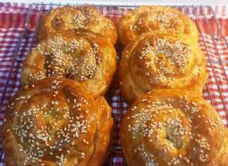 Τραγανές τυρόπιτες και κιμαδόπιτες με φύλλο τραβηχτό, χρυσαφένιες και αφράτες.