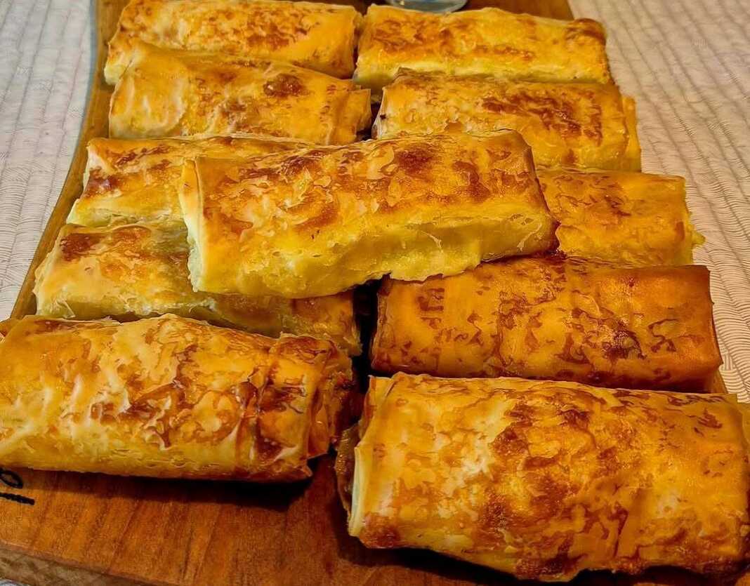 Χρυσαφένιες Τυρόπιτες με Καπνιστή Γαλοπούλα και Κασέρι, σε ταψί, έτοιμες να σερβιριστούν